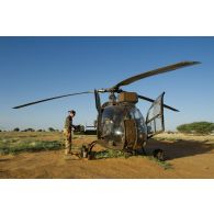 Une pilote du 5e régiment d'hélicoptères de combat (5e RHC) vérifie le missile Hot intégré à son hélicoptère Gazelle SA-342 M au nord de Bamba, au Mali.