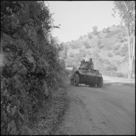 Automitrailleuse M8 de la 7e Division Mécanique Rapide (DMR) escortant l'administrateur de la commune mixte de Dra El Mizan lors d'une visite d'école.