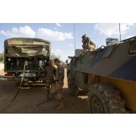 Un soldat du Service des essences des armées (SEA) fait le plein d'un véhicule de l'avant blindé (VAB) de commandement du 515e régiment du train (515e RT) sur la base de Tessalit, au Mali.