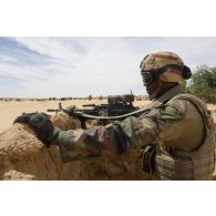 Un marsouin du 3e régiment d'infanterie de marine (3e RIMa) sécurise le périmètre d'un village au moyen de sa mitrailleuse FN Minimi au nord de Bamba, au Mali.