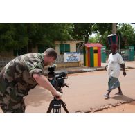 L'opérateur vidéo Eric filme l'entrée du centre de formation de l'armée malienne à Koulikoro, au Mali.