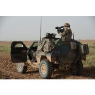 L'opérateur vidéo Eric filme l'avancée des légionnaires du 1er régiment étranger de cavalerie (1er REC) en trappe de son véhicule blindé léger (VBL) sur la piste transsaharienne, au Mali.