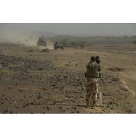 L'opérateur vidéo Eric filme la progression d'un convoi du 1er régiment étranger de cavalerie (1er REC) sur la piste transsaharienne en provenance de Tessalit, au Mali.