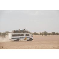 Un camion aménagé en moyen de transport en commun traverse le désert dans le nord du Mali.