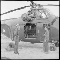 Entretien d'un hélicoptère Sikorsky H-19 par des soldats de l'armée de l'Air sur la base d'hélicoptères de Tlemcen.