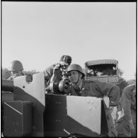 Mise au point d'un canon de 105 mm par un soldat du 403e RAA (régiment d'artillerie aérienne) à El Hafir.