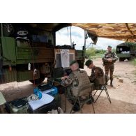 Des officiers du 1er régiment étranger de génie (1er REG) travaillent au sein d'un poste de commandement tactique déployé à Senou, au Mali.