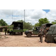 Installations d'un poste de commandement tactique à Senou, au Mali.
