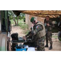 Un officier du 1er régiment étranger de génie (1er REG) communique par téléphone avec le centre opérationnel de Bamako depuis un poste de commandement tactique à Senou, au Mali.