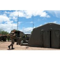 Le chef adjoint opérations entre dans le tente du poste de commandement tactique déployé à Senou, au Mali.
