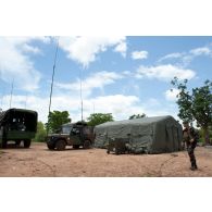 Un officier du 1er régiment étranger de génie (1er REG) évolue au sein d'un poste de commandement tactique déployé à Senou, au Mali.