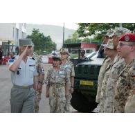 Le général François Lecointre salue les instructeurs hongrois, espagnols et allemands lors d'une revue des troupes à Bamako, au Mali.