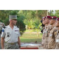 Le général François Lecointre passe devant les instructeurs tchèques lors d'une revue des troupes à Bamako, au Mali.