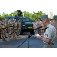Le général François Lecointre prononce un discours de remerciement lors d'une cérémonie à Bamako, au Mali.