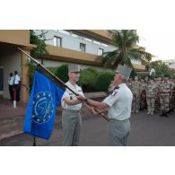 Le général François Lecointre transmet le drapeau de la mission de formation de l'Union européenne (EUTM) au général Bruno Guibert à Bamako, au Mali.