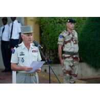 Le général Bruno Guibert prononce un discours lors de sa prise de commandement à Bamako, au Mali.