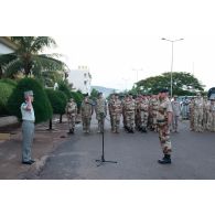 Le général Bruno Guibert salue le commandant des troupes au terme d'une cérémonie à Bamako, au Mali.