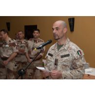 Le colonel italien Stefano Di Sarra, adjoint au général François Lecointre, prononce un discours de remerciement à Bamako, au Mali.