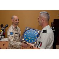 Le colonel italien Stefano Di Sarra, adjoint au général François Lecointre, lui remet un cadeau de remerciement à Bamako, au Mali.