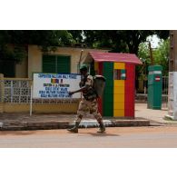 Un soldat malien passe devant le poste de sécurité du camp de Koulikoro, au Mali.