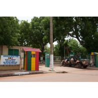 Vue du poste de sécurité à l'entrée du camp de Koulikoro, au Mali.