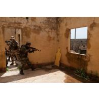 Un instructeur du 1er régiment d'infanterie (1er RI) encadre l'investissement d'un bâtiment par un trinôme de combat lors d'un exercice à Koulikoro, au Mali.