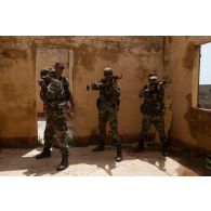 Un instructeur du 1er régiment d'infanterie (1er RI) encadre l'investissement d'un bâtiment par un trinôme de combat lors d'un exercice à Koulikoro, au Mali.
