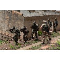 Un instructeur du 1er régiment d'infanterie (1er RI) encadre l'investissement d'un bâtiment par un groupe de combat lors d'un exercice à Koulikoro, au Mali.