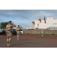 Le général Marc Foucaud, secondé du colonel Germain Barrau, salue le lever des couleurs lors d'une cérémonie à Bamako, au Mali.