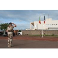 Le général Marc Foucaud salue le lever des couleurs lors d'une cérémonie à Bamako, au Mali.
