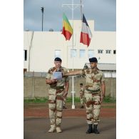 Le général Marc Foucaud lit l'ordre du jour lors d'une cérémonie à Bamako, au Mali.