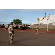 Les colonels Alain Vidal et Germain Barrau se saluent en ouverture d'une cérémonie à Bamako, au Mali.