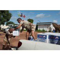L'adjudant-chef Francis ravitaille en eau le poste de commandement de Bamako, au Mali.
