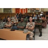 Le général Laurent Kolodziej assiste à une conférence aux côtés du colonel Patrick Vaglio à l'amphithéâtre de l'école de maintien de la paix à Bamako, au Mali.