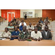 Des officiers maliens assistent à une conférence à l'amphithéâtre de l'école de maintien de la paix à Bamako, au Mali.