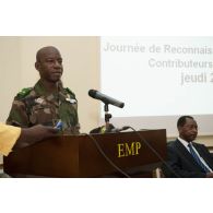 Intervention du général Ibrahmia Dahirou Dembélé, chef d'état-major général des armées maliennes, lors d'une conférence à l'école de maintien de la paix à Bamako, au Mali.
