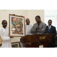 Un artiste malien présente son oeuvre lors d'une conférence à l'école de maintien de la paix à Bamako, au Mali.