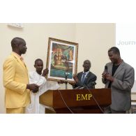 Remise de tableau au ministre malien de la Communication Manga Dembélé à l'école de maintien de la paix à Bamako, au Mali.