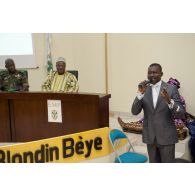 Un chanteur assure l'animation lors d'une conférence à l'école de maintien de la paix à Bamako, au Mali.