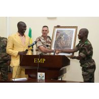 Le général Laurent Kolodziej reçoit un tableau des mains du général Ibrahima Dahirou Dembélé, chef d'état-major général des armées maliennes, à l'école de maintien de la paix à Bamako, au Mali.