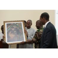 Remise d'un tableau au général Ibrahima Dahirou Dembélé, chef d'état-major général des armées maliennes, par le ministre malien de la Communication Manga Dembélé à l'école de maintien de la paix à Bamako, au Mali.