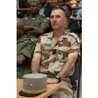 Le général Laurent Kolodziej, adjoint au commandant de la force Serval, assiste à une conférence à l'école de maintien de la paix à Bamako, au Mali.