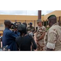 Le général Laurent Kolodziej accorde une interview aux journalistes maliens à l'école de maintien de la paix à Bamako, au Mali.