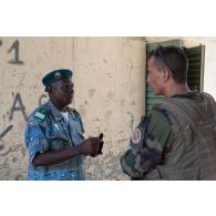 Le lieutenant Nicolas du détachement de liaison et d'appui (DLA) s'informe auprès du chef de la prévôté malienne sur la situation des opérations à Tombouctou, au Mali.