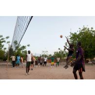 Des soldats du détachement de liaison et d'appui (DLA) disputent un match de volley-ball avec des casques bleus burkinabè sur le camp de Tombouctou, au Mali.