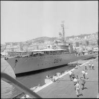 Le navire-école Jean Bart dans le port d'Alger.