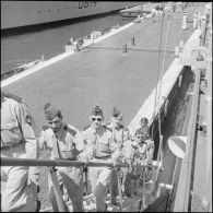 Des soldats du 9e régiment de zouaves (RZ) montant à bord du navire-école Jean Bart.