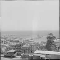 Vue sur le port d'Alger, où se situe le navire-école Jean Bart.
