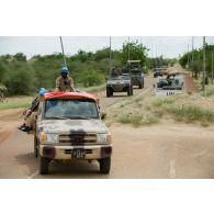Des casques bleus burkinabè partent en patrouille motorisée aux côtés des blindés du détachement de liaison et d'appui (DLA) à Tombouctou, au Mali.