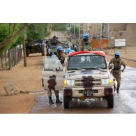 Des casques bleus burkinabè débarquent de leur pick-up lors d'une patrouille motorisée aux côtés des blindés du détachement de liaison et d'appui (DLA) à Tombouctou, au Mali.